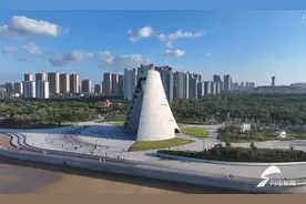 美轮美奂！烟台扬帆广场时光塔建成亮灯 预计十月开放图片