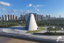 美轮美奂！烟台扬帆广场时光塔建成亮灯 预计十月开放图片