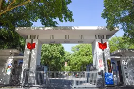 办好“第一中学”｜高考临近，高三学生办起银杏林音乐会图片