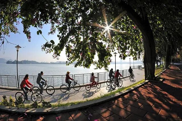 扛锄头、踏星光，他们一担一担“担”出星湖好风光