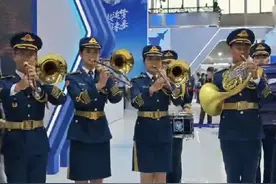 气势拉满！中国航展现场观众齐唱《强军战歌》图片