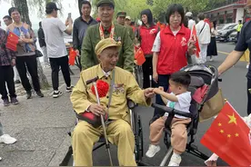 平均年龄92岁，走到哪里都有掌声，西湖边来了一群“最可爱的人”图片