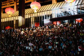 四川天府新区：国庆假期首夜 ，整个秦皇湖皆是舞台图片
