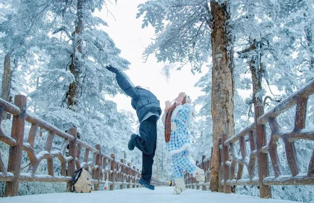 快@喜欢的人，一起去爬瓦屋山吧！