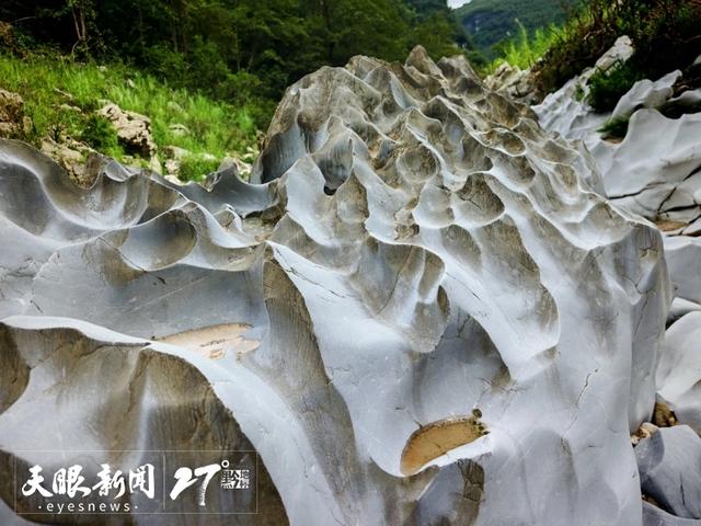 平塘甲青大峡谷奇特地质景观引人入胜