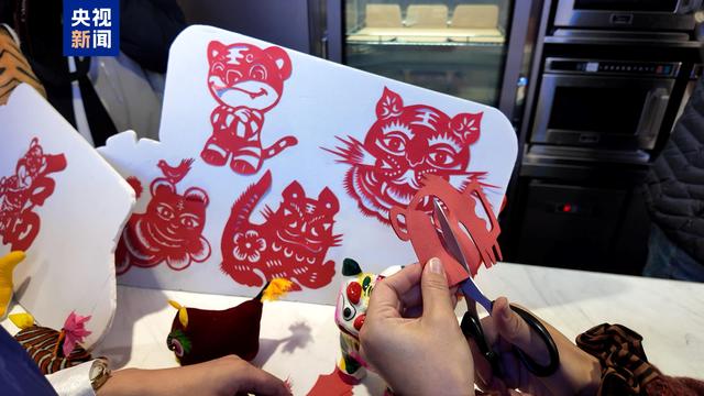 黑龙江首趟“萌虎”主题列车启程！预热最美冰雪季