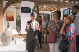 中国“非遗”惊艳海外！施珍越窑青瓷艺术展法国开展图片
