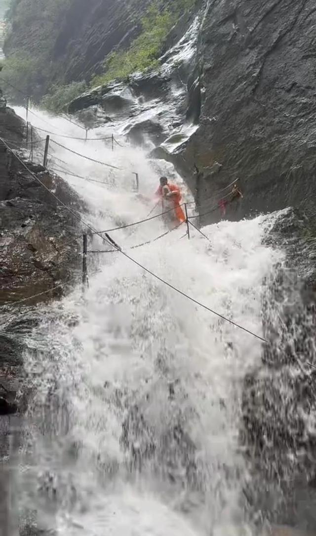 南太行著名徒步路线“一线天”突发山洪，驴友涉险通过，专业领队提醒谨慎前往