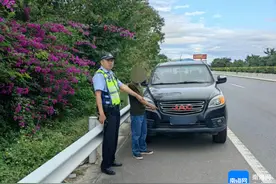 一司机高速上因犯困违停应急车道 被查自称“我就在车上都没下来过”图片