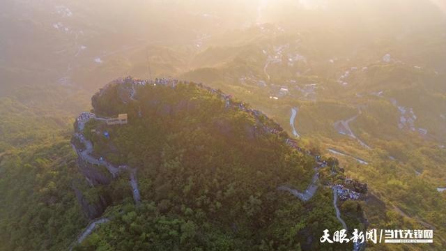 凯里：登香炉山观日出成热潮