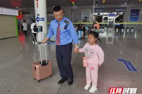 湘潭：6岁萌娃火车站与家人走散 铁路工作人员暖心相伴助团圆图片