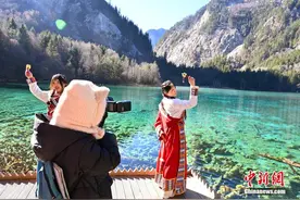 九寨沟冬日风景如画引游人图片