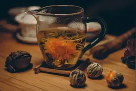 什么？喝菊花茶时最好不要加冰糖？图片