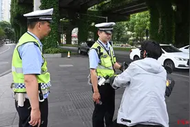 6月1日起实施！驾驶非机动车不戴头盔、逆行等，将被警告或罚款，警方已启动劝导图片