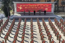 奉贤区2025年上半年入伍新兵身着戎装、肩披绶带奔赴军营图片
