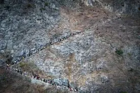 四川雅安一网红“悬崖村”周末秒变“六大派围攻光明顶”图片