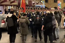 中国人民解放军仪仗队在俄罗斯彩排受到追捧，留学生：蹲守6小时等待，中国队人气最高图片