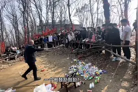 用空瓶子换套圈的摆摊大爷走红 景区：系当地村民 已摆摊20多年图片