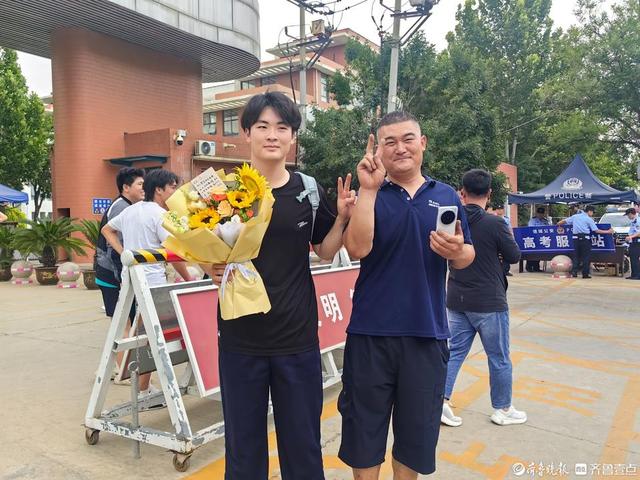 部分考生完成高考，家长寄语：永远是父母心中的“985”