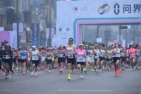 2025重庆女子半程马拉松今晨开跑！1.5万女性跑者点亮北滨路图片