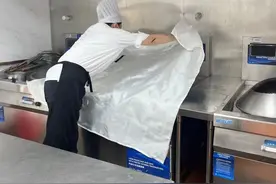 厨房突发火灾怎么办？他们实景模拟检验员工应急处置能力图片