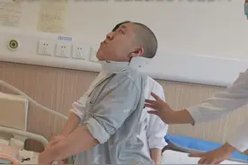 身体被敲断四次，“折叠男孩”姜延琛终能直立：我要站起来考研图片