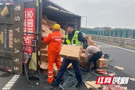 货车高速侧翻 “一路多方”救援显担当图片