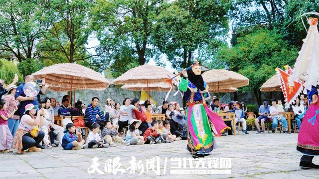 逛古镇 赏地戏 天龙屯堡景区游客如织