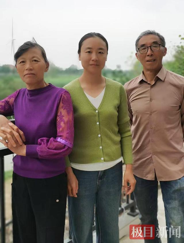 男子进国道旁无人采摘园砍了6根甘蔗,主动加老板微信付款,老板称陌生人诚信之举坚定其回乡创业信心