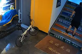 男子健身房楼梯倒机油多人摔伤？店主：已报警，其称噪音扰民