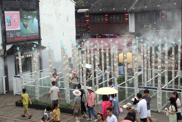 江苏苏州：山塘喷雾为游客送清凉