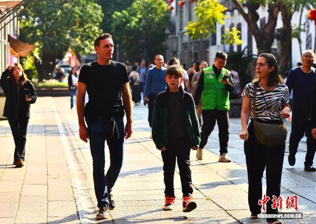 福州：暖阳相伴 游客夏装出行