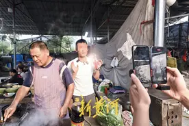 2元炒菜哥被“围观”的一天：摊位前挤满人群，传出一声又一声“家人们点亮小红心”图片