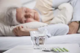 一到晚上双腿感觉像小虫子在爬？有一种失眠竟然和腿有关图片