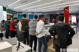 开心消费过大年｜ 直击青岛“国补”！工作日里买手机的排了100多号图片