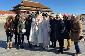 海外游客在京乐享中国年图片