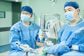 睡觉翻个身胳膊就能“掉”！运动男孩肩关节习惯性脱臼，接受全镜下Latarjet手术图片