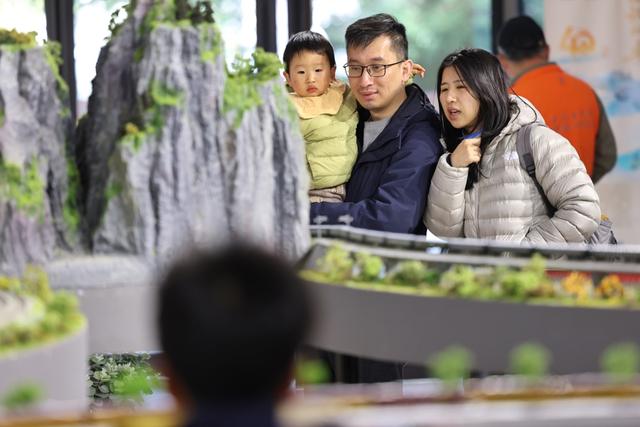 讲述中国火车的历史与荣光，在上海，“火车迷”大饱眼福！