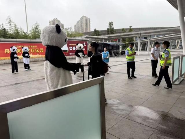 【青春志愿·爱在旅途】迎国庆看熊猫萌宝 品凉糕享双河团圆