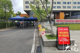 提醒：进入高考考点前，一定要将手机交给家长或老师图片