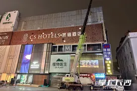 五一商圈户外广告牌专项整治 已拆除违规广告牌45块图片