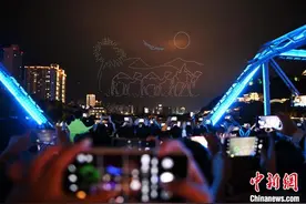 兰州：千架无人机在黄河之滨上演灯光秀图片