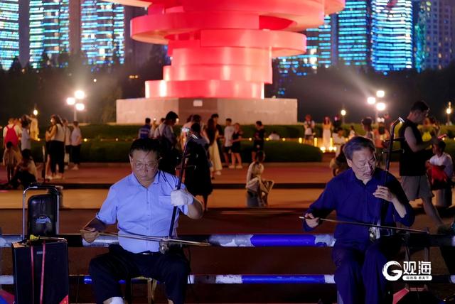 夏夜五四广场：市民游客共享城市活力