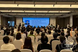 来自全国的知名医疗专家齐聚长春，交流、探讨女性HPV感染相关疾病的诊治新方法图片