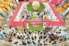 毛绒玩具成萌宠 青年兴起“养娃”风图片