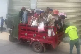 太危险！一辆三轮载货摩托车硬塞24人上路，被查！图片