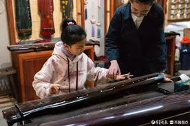 今视角|手把手，传琴韵图片