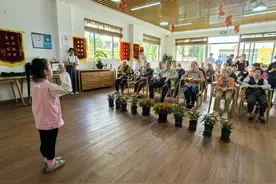 他们走进敬老院，为老人们送上温暖图片