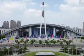 在宁波，外国小哥玩转未来智慧科技图片