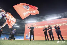 青岛海牛出征中超新赛季，新帅李霄鹏携众将亮相，提出四个“配得上”目标定位图片